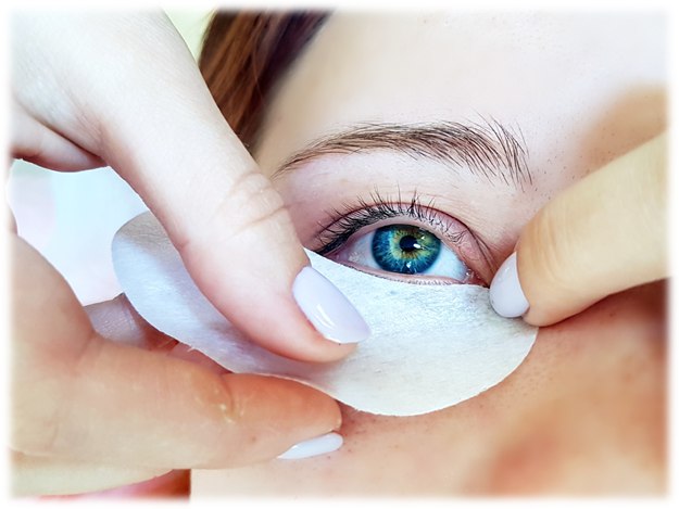 Приклеиваем подложку (патч) к внутреннему углу глаза, придерживая пальцем