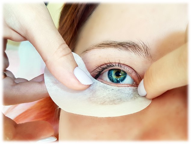 Придерживая внутренний угол, приклеиваем подлодложку на 2/3 части по линии нижних ресниц