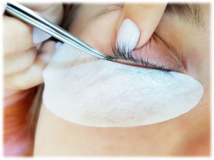 Пинцетом или микробрашем достаём ресницы, попавшие под подложку (патч)