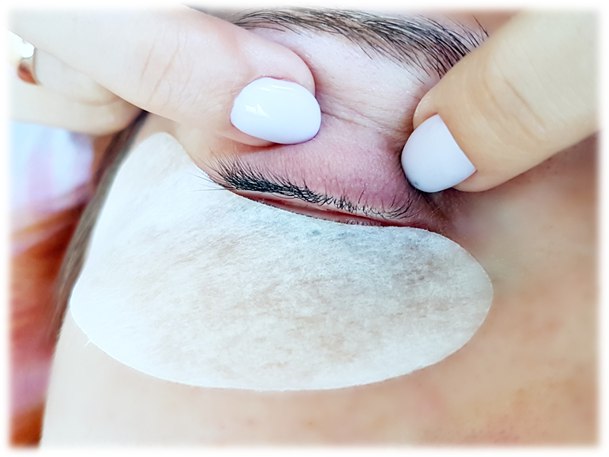 Проверяем по всей длине глаза не попали ли верхние ресницы под подложку