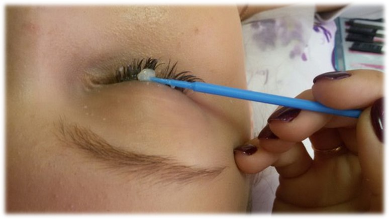 С помощью микробраша наносим ремувер на основание наращенных ресниц