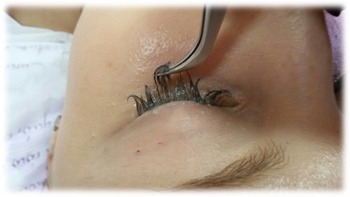 Захватив пинцетом искусственные ресницы, потянуть их на себя. Если ресницы не отходят, нанести ремувер ещё раз и снова выждать указанное время