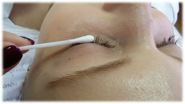Удалить ремувер с натуральных ресниц ватными палочками, НАСУХО вытереть веки и межресничное пространство